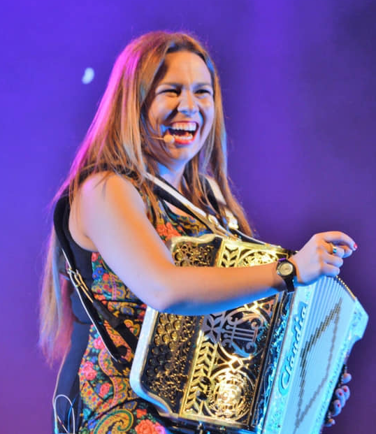 Cláudia Martins - Cantora Minhotos Marotos